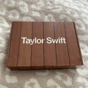 Taylor Swift Click CD holder